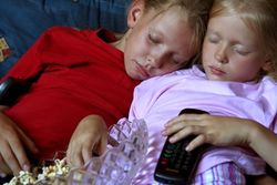 Televize v dětském pokoji krátí dětem spánek 